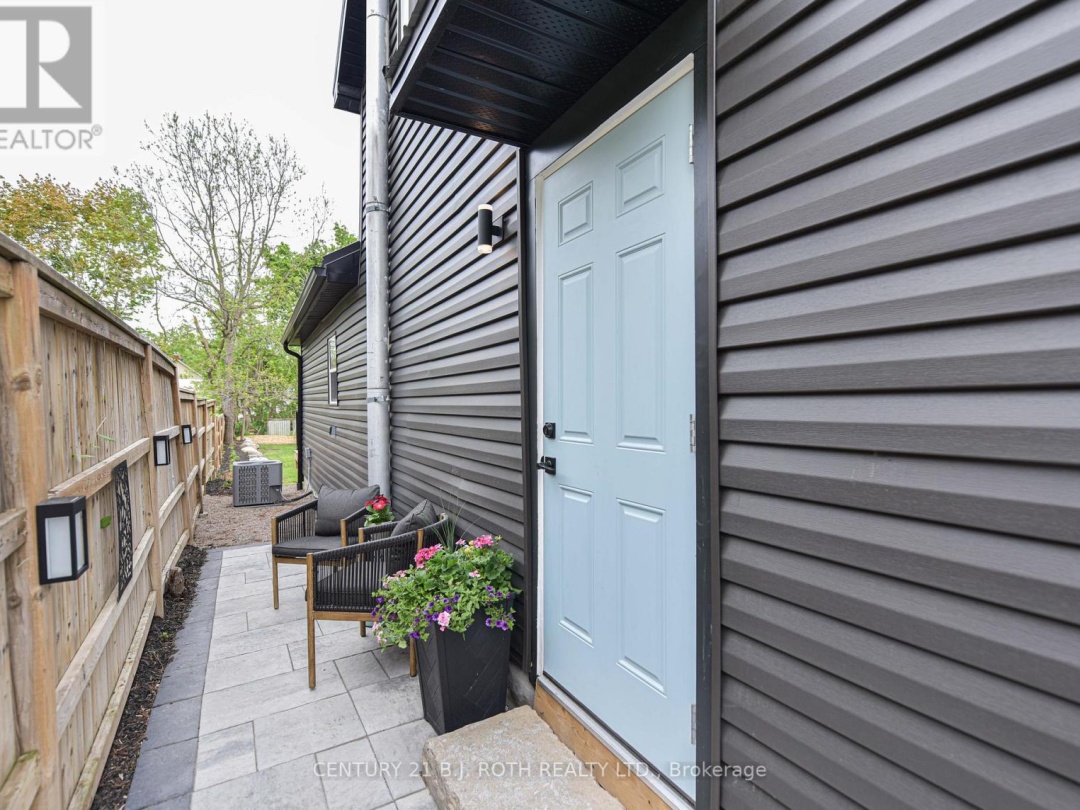 274 MISSISSAGA STREET W, 