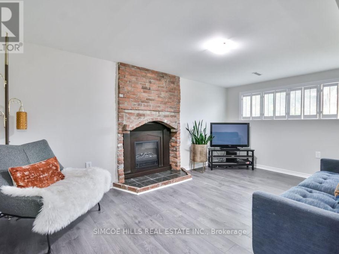 40 LAURENTIAN LANE, 