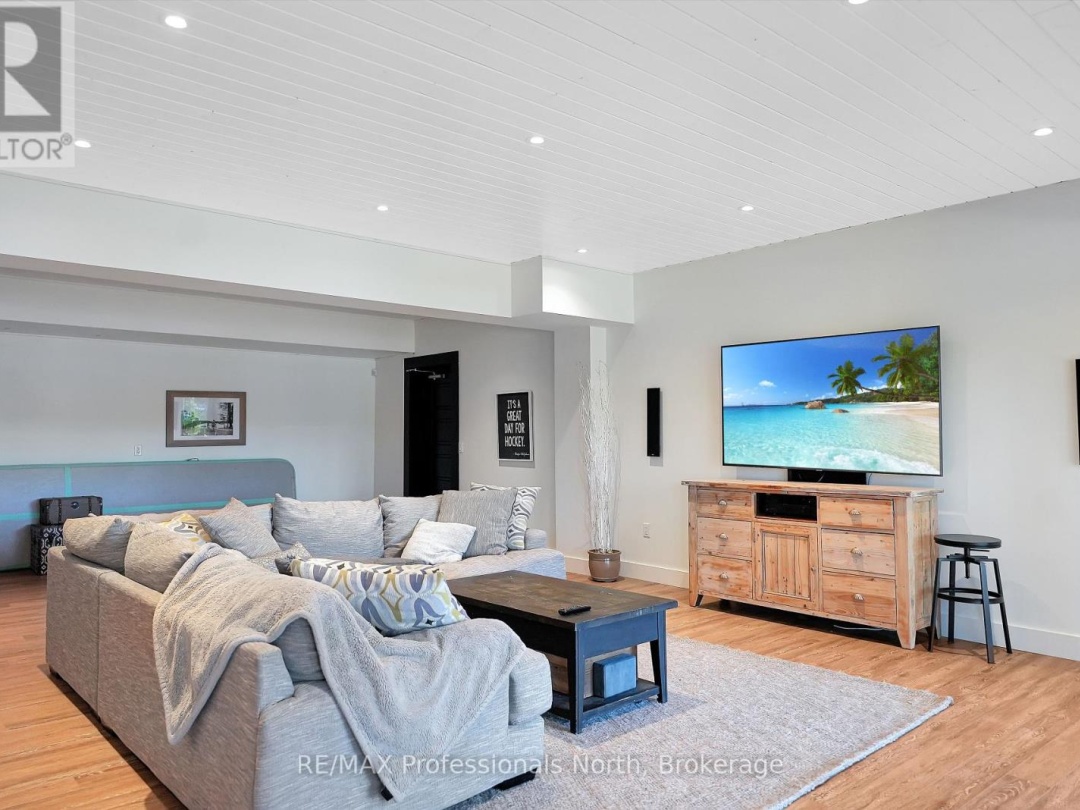 1046 LONE WOLF CRESCENT, 