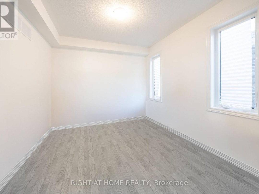 32 HILLCROFT WAY, 