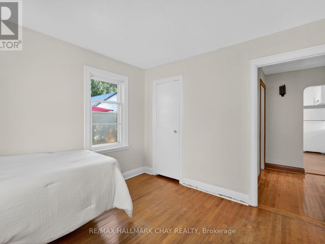 18 NORTH STREET E, 