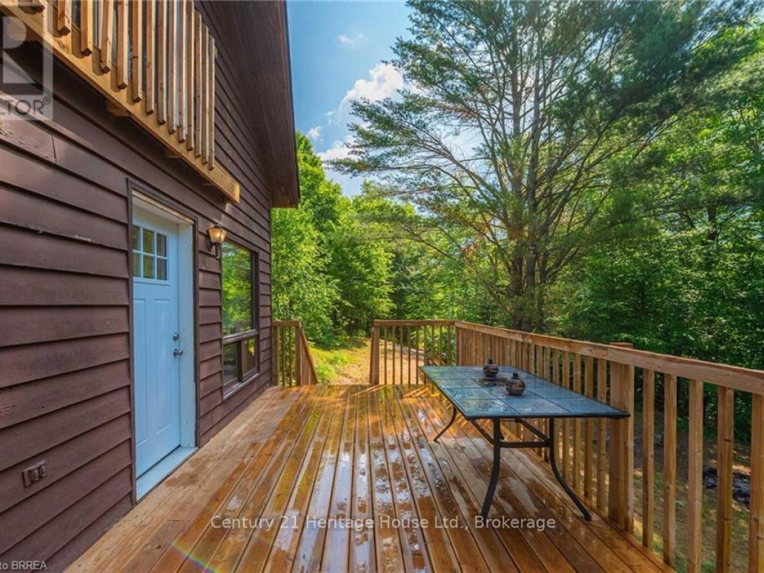 1044 ENGLISH CIRCLE, 