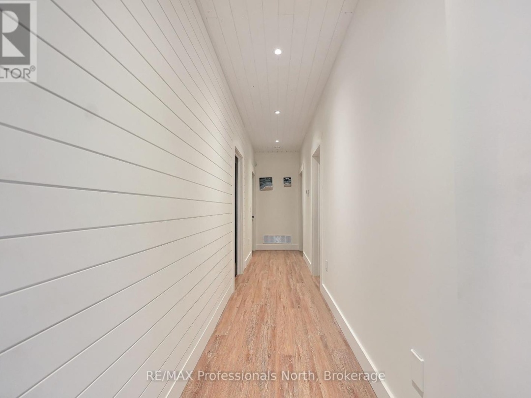 1046 LONE WOLF CRESCENT, 