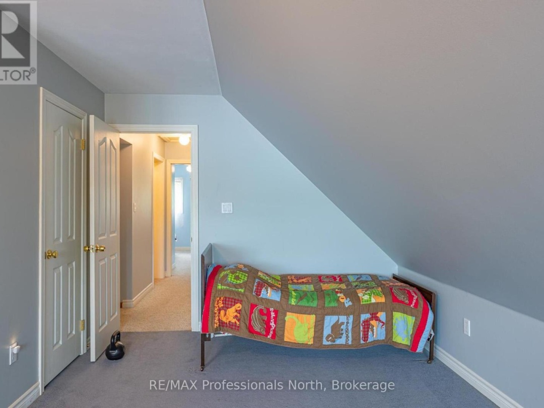1075 COMAK CRESCENT, 