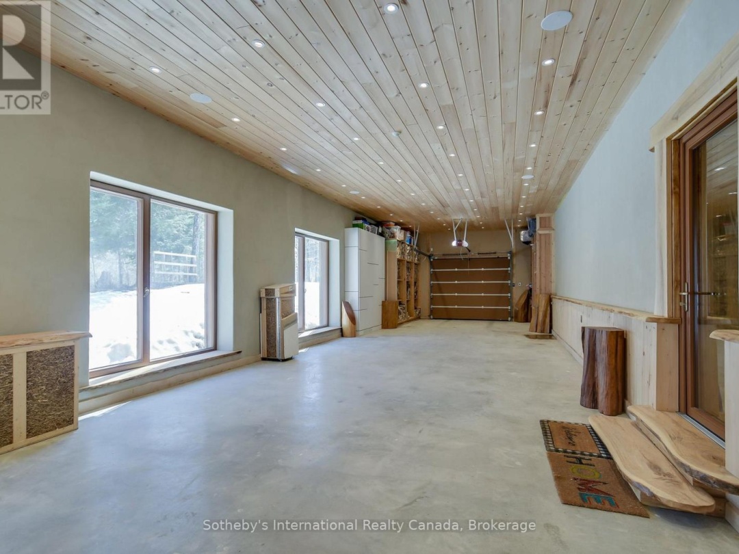 1739 Trapper's Trail Road, Miskwabi Lake