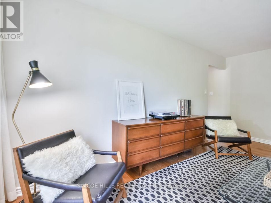 40 LAURENTIAN LANE, 