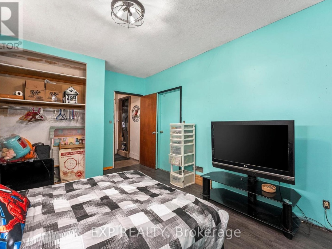 354 LAKELAND CRESCENT, 