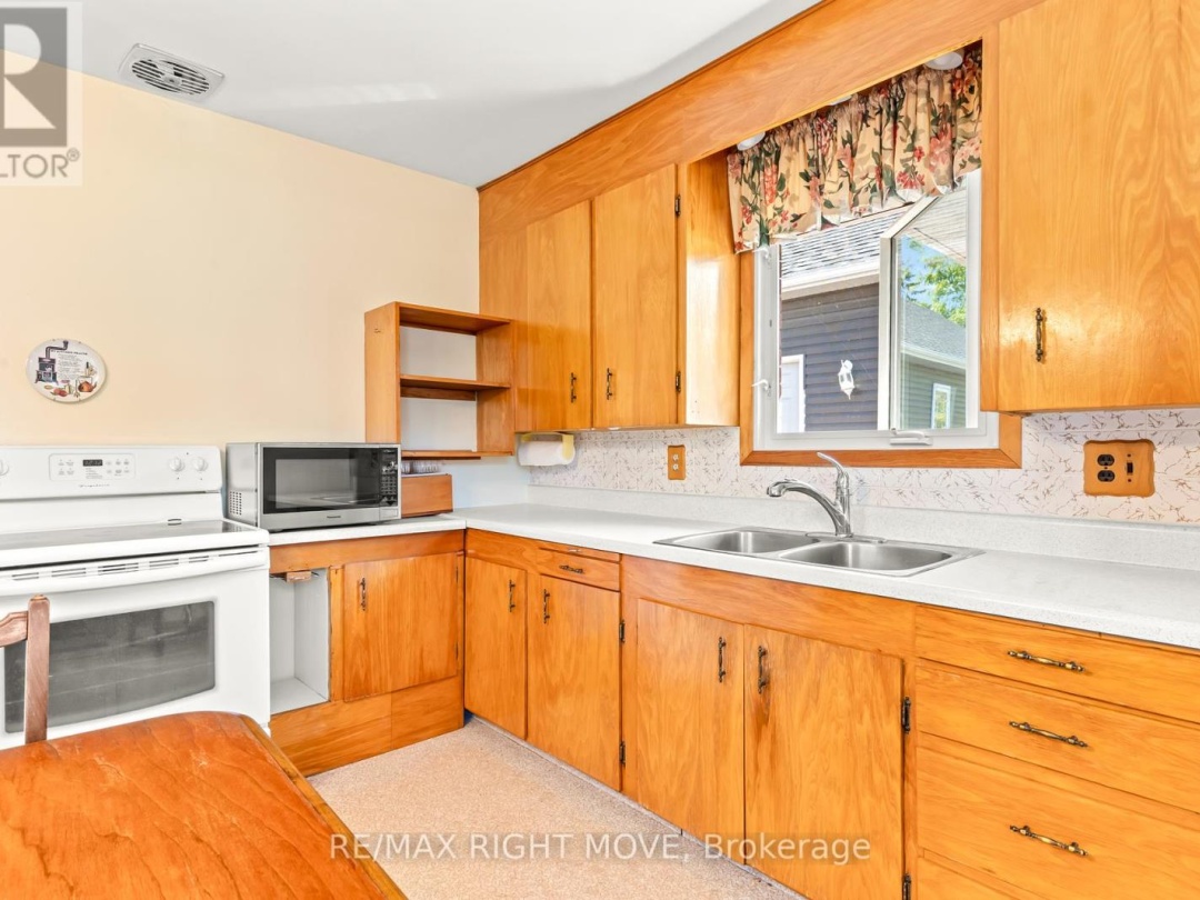504 SIMCOE STREET, 