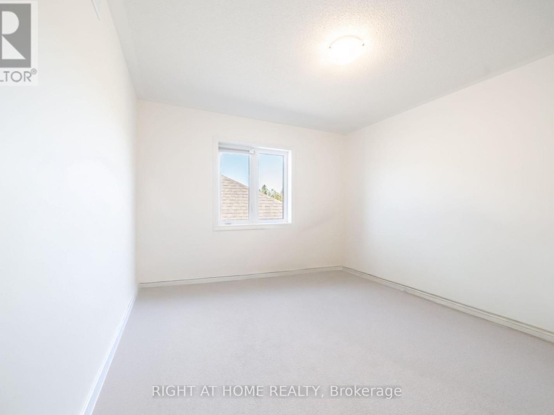 32 HILLCROFT WAY, 