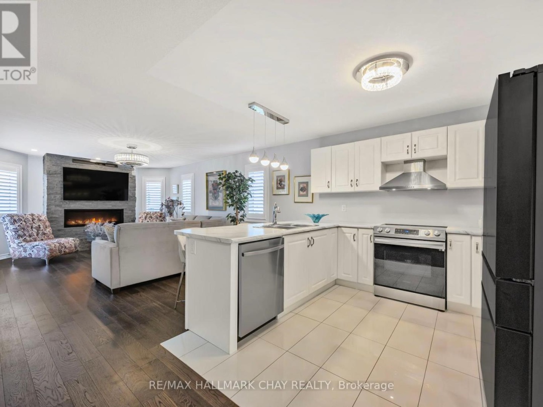 17 SOPHIE LANE S, 