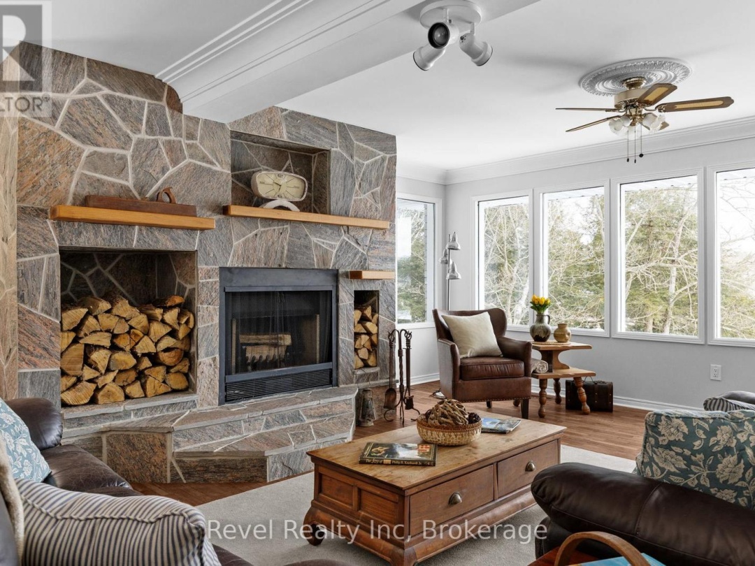 75 SILVER POINT DRIVE, Silver Lake