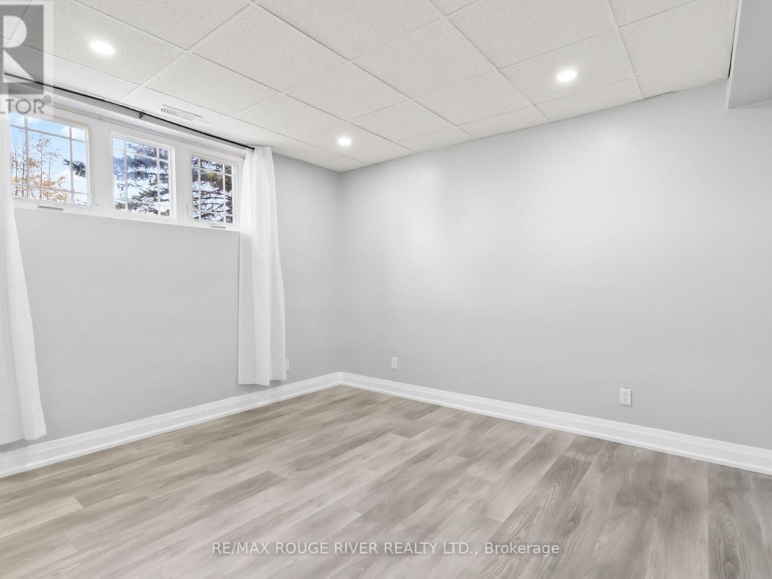 495 LAKELAND CRESCENT, 