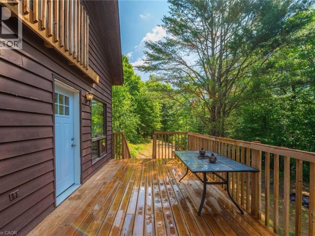 1044 ENGLISH Circle, 