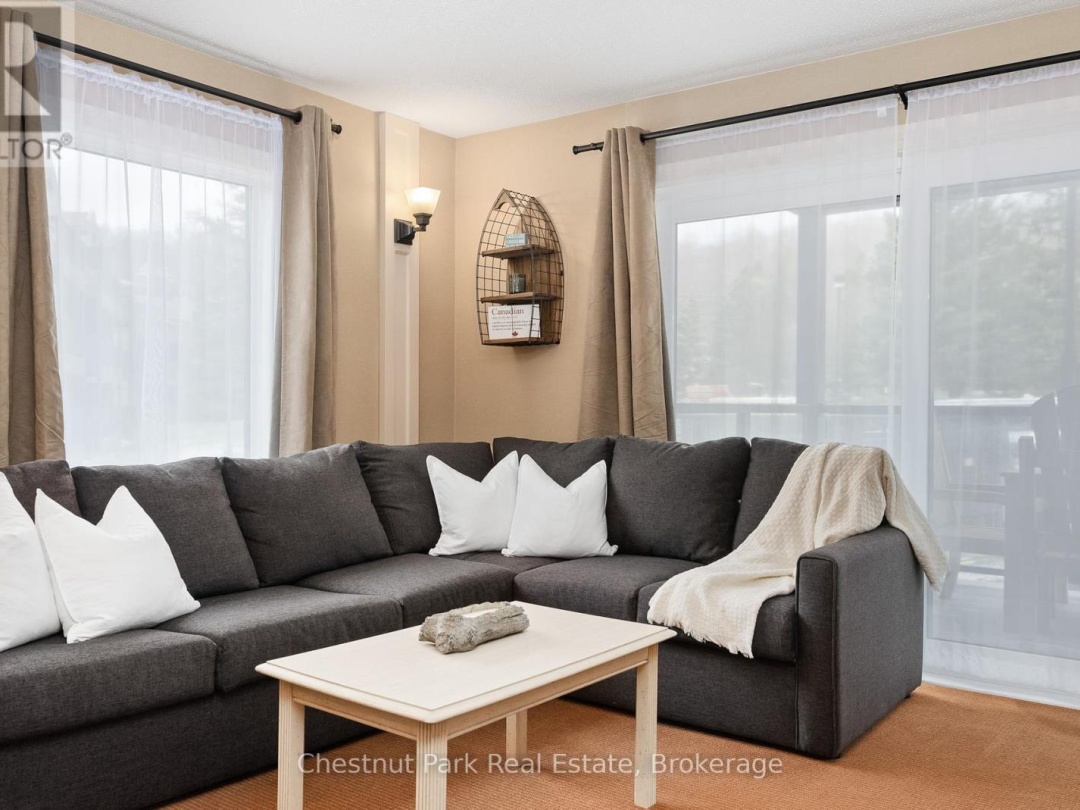 52 107 1235 Deerhurst Drive, Peninsula Lake