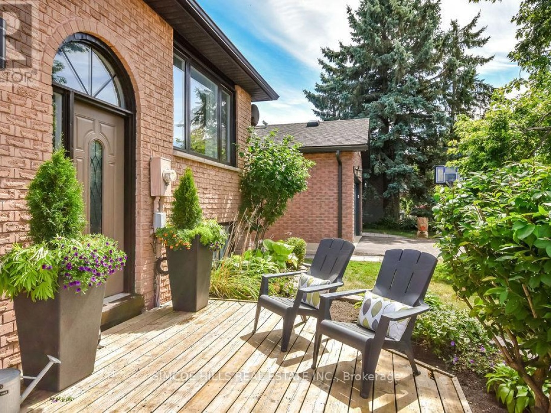 40 LAURENTIAN LANE, 