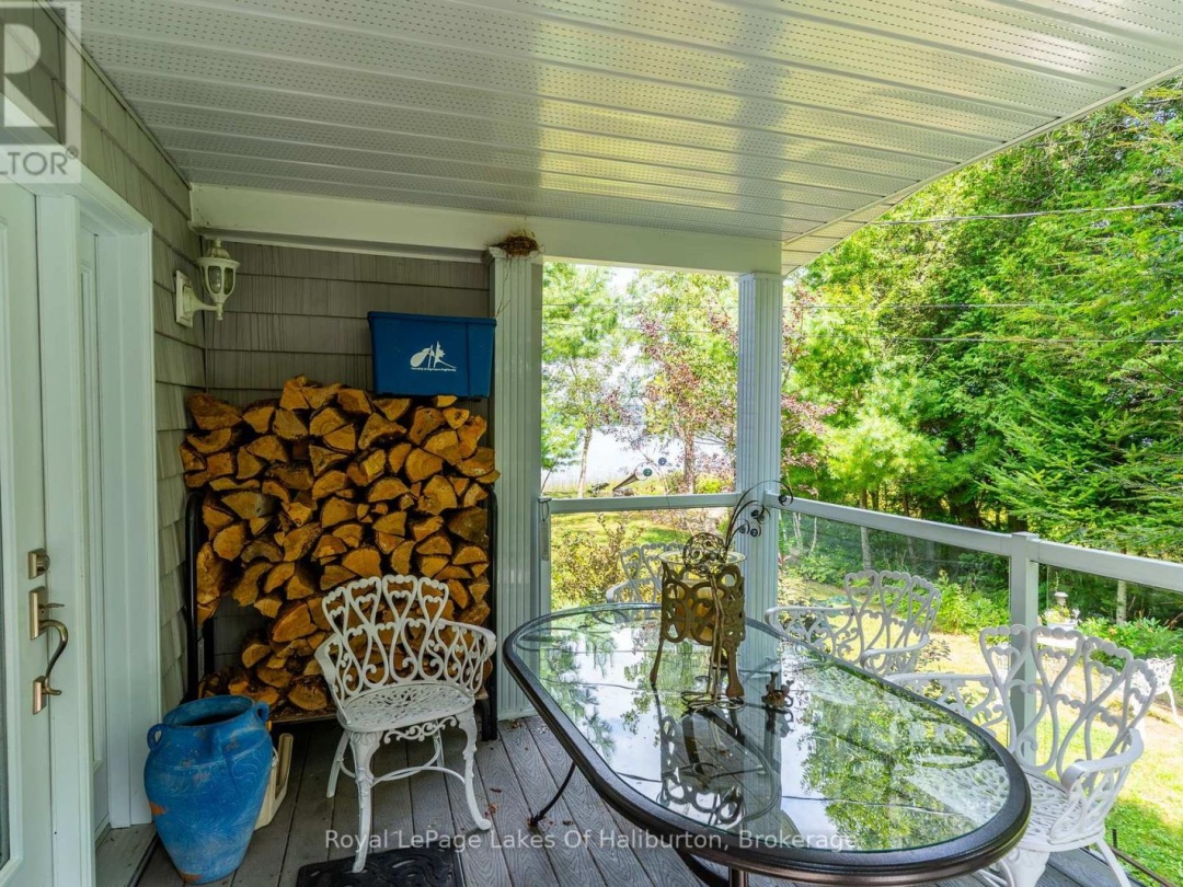 1049 NINATIGO LANE, 