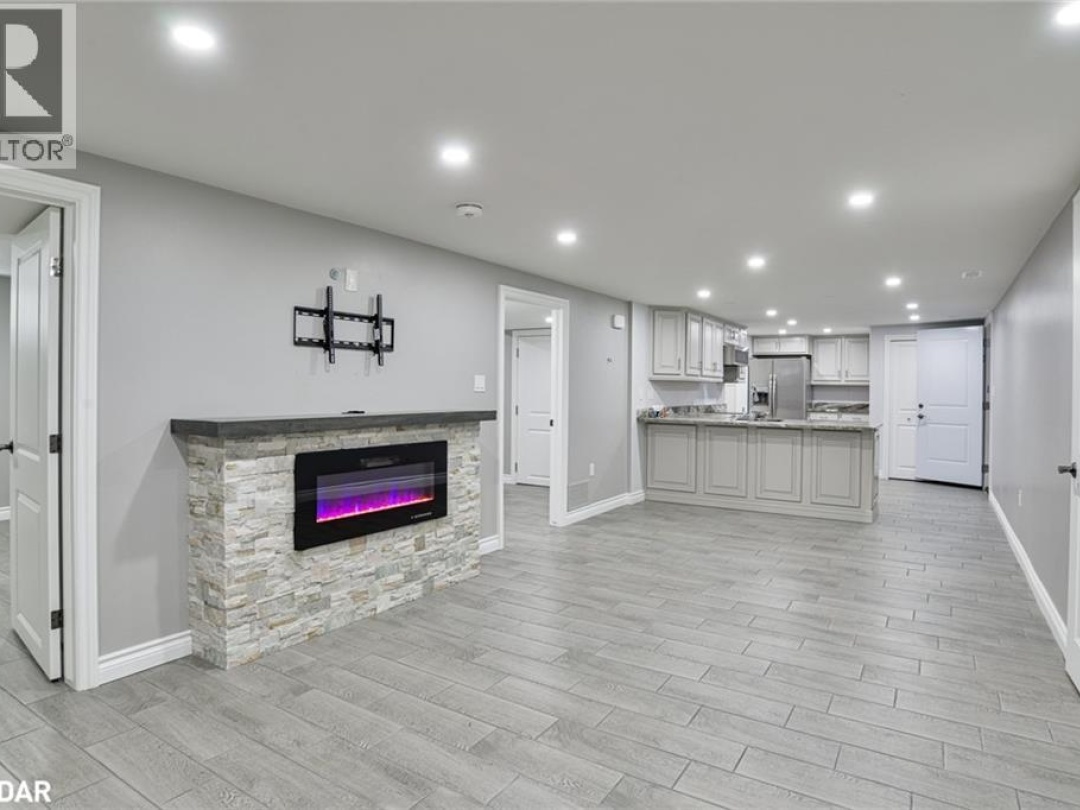105 WELLINGTON Street, 