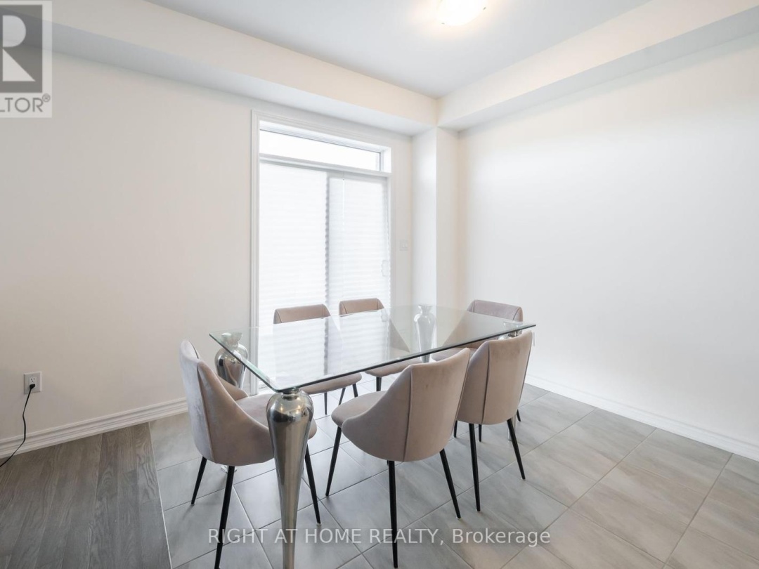 32 HILLCROFT WAY, 