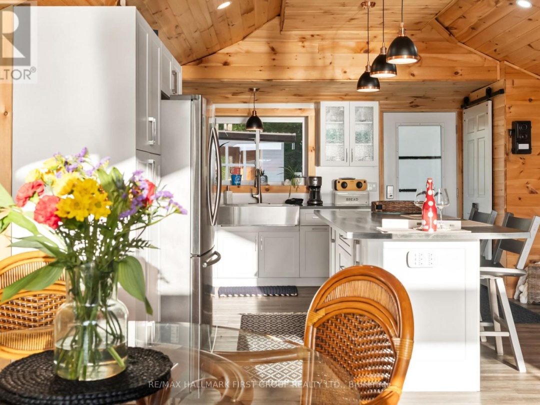 402 STEENBURG LAKE ROAD S, 