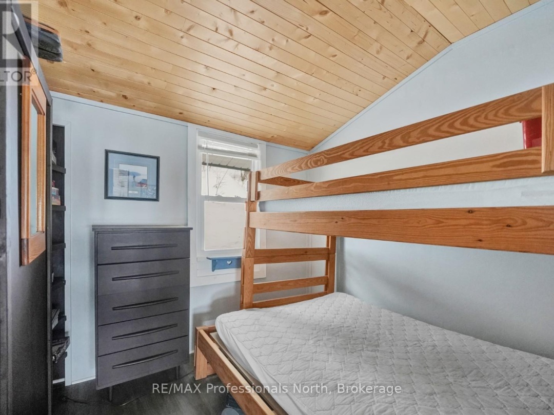1027 DOW TRAIL, Haliburton Lake