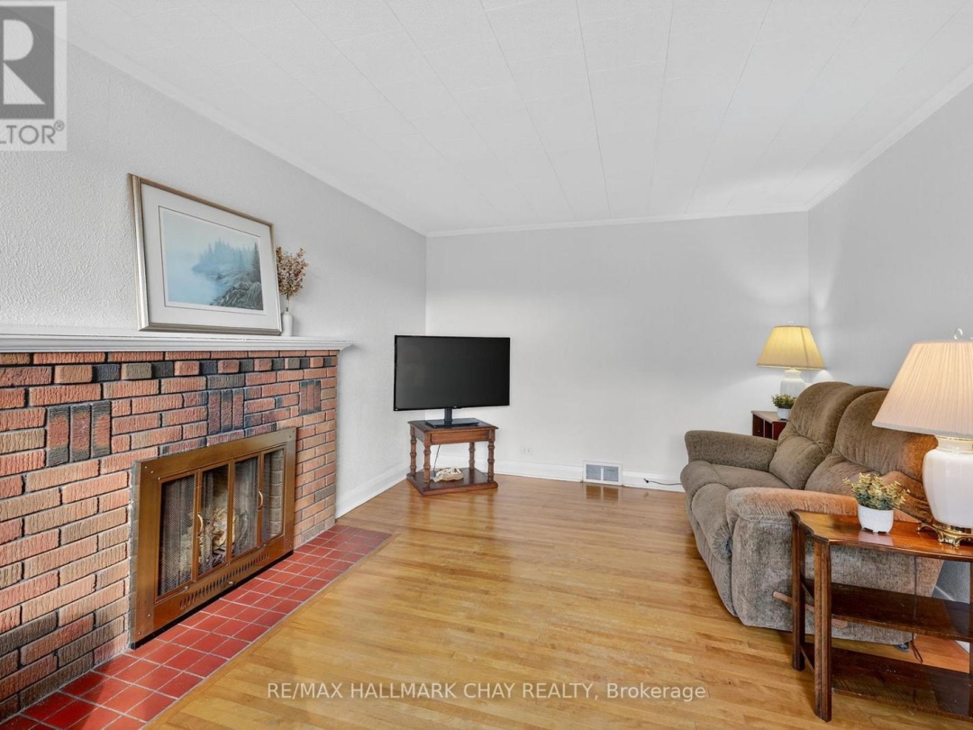 18 NORTH STREET E, 