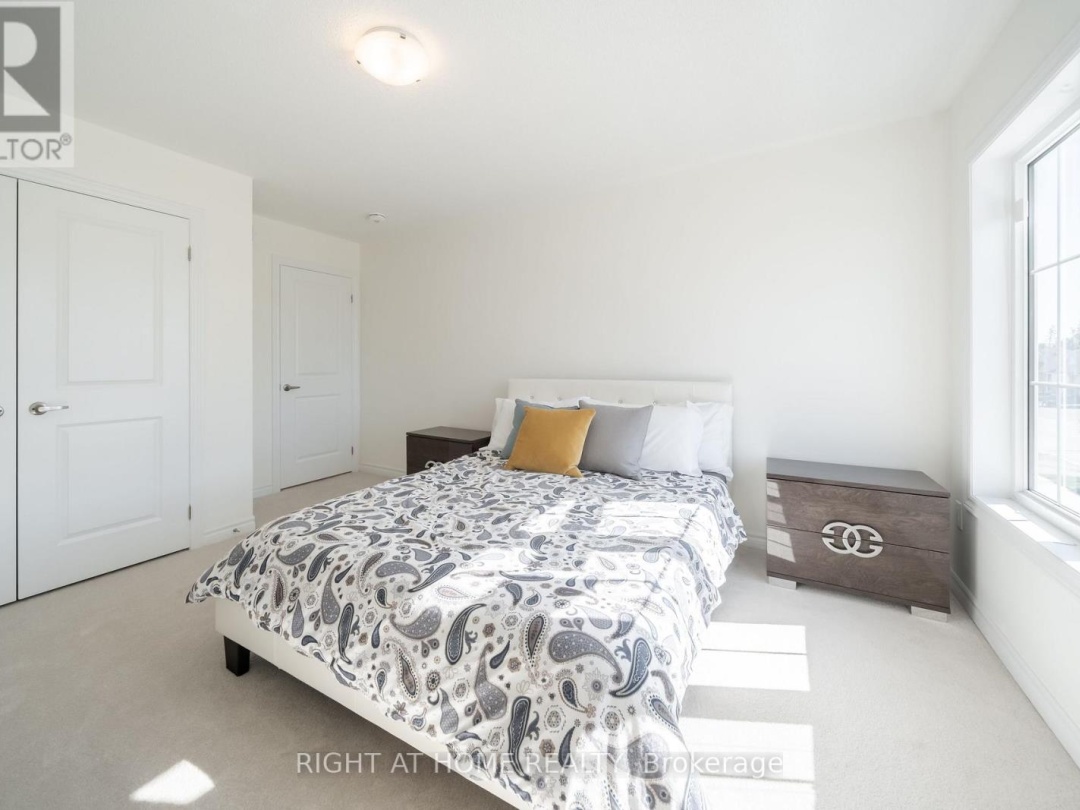 32 HILLCROFT WAY, 