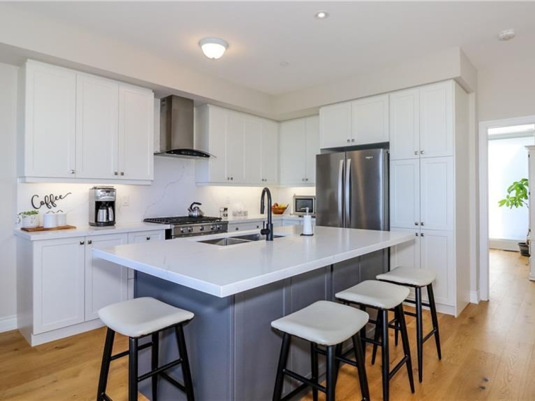 100 MARINA VILLAGE Drive, 