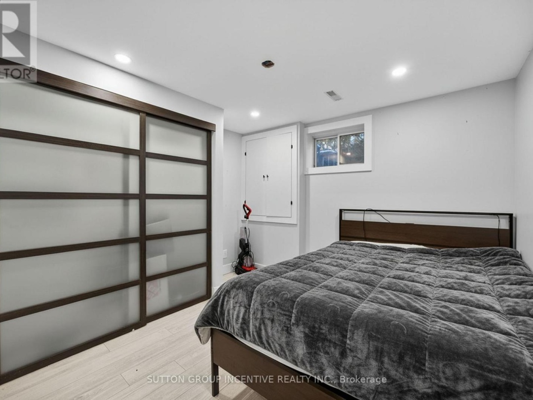 211 MOON POINT DRIVE, 