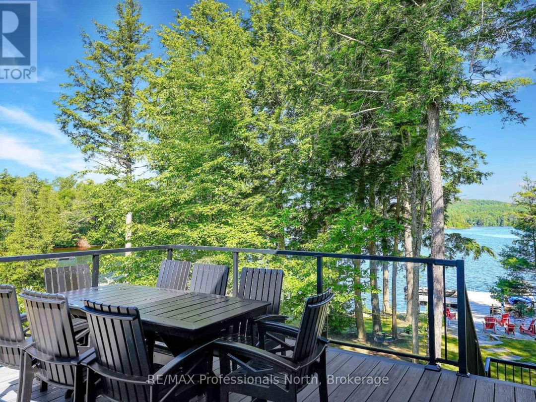 1046 LONE WOLF CRESCENT, 