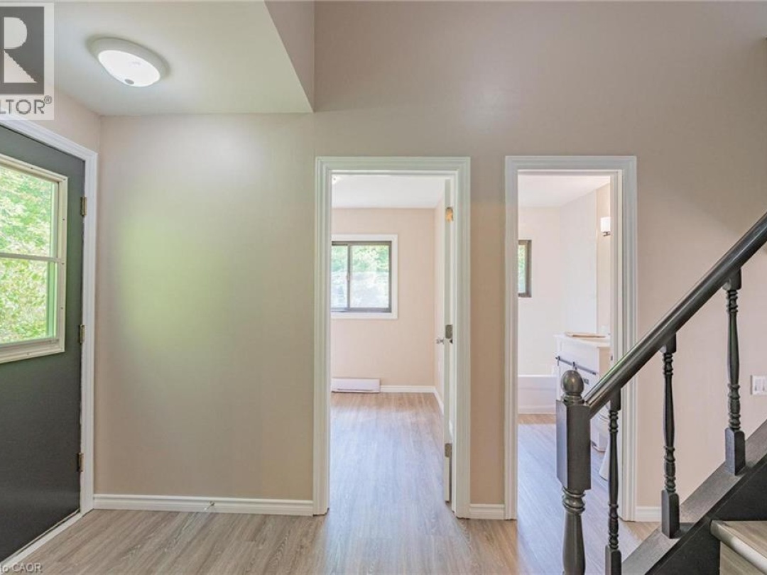 1044 ENGLISH Circle, 