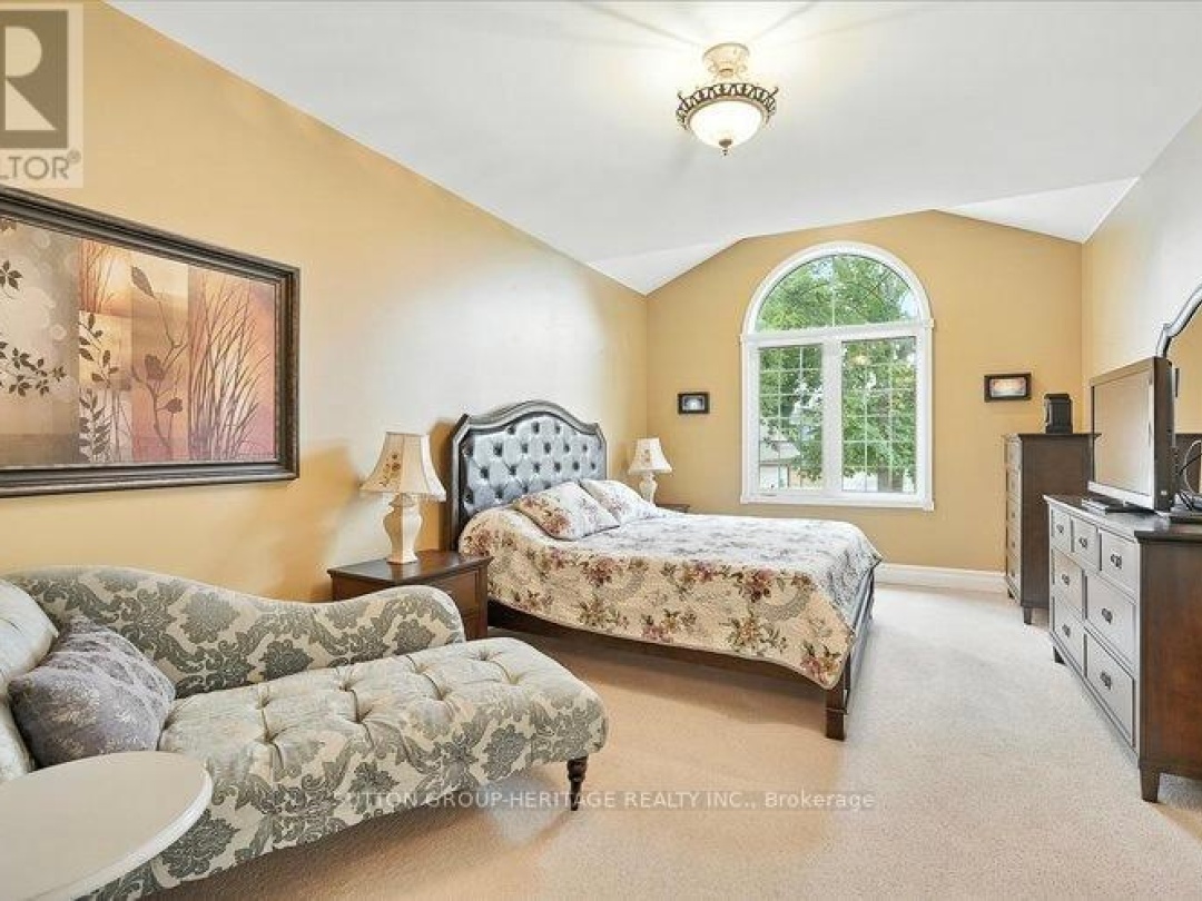 400 FRONT STREET W, 