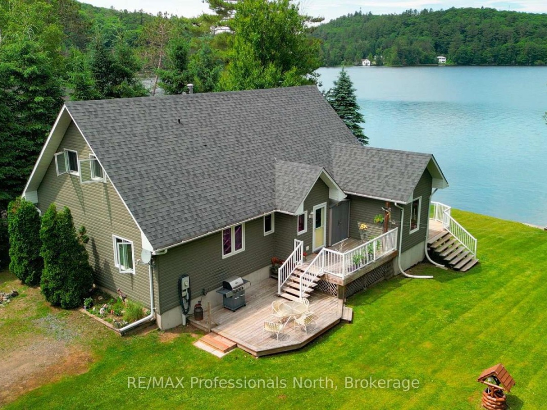 1075 COMAK CRESCENT, 