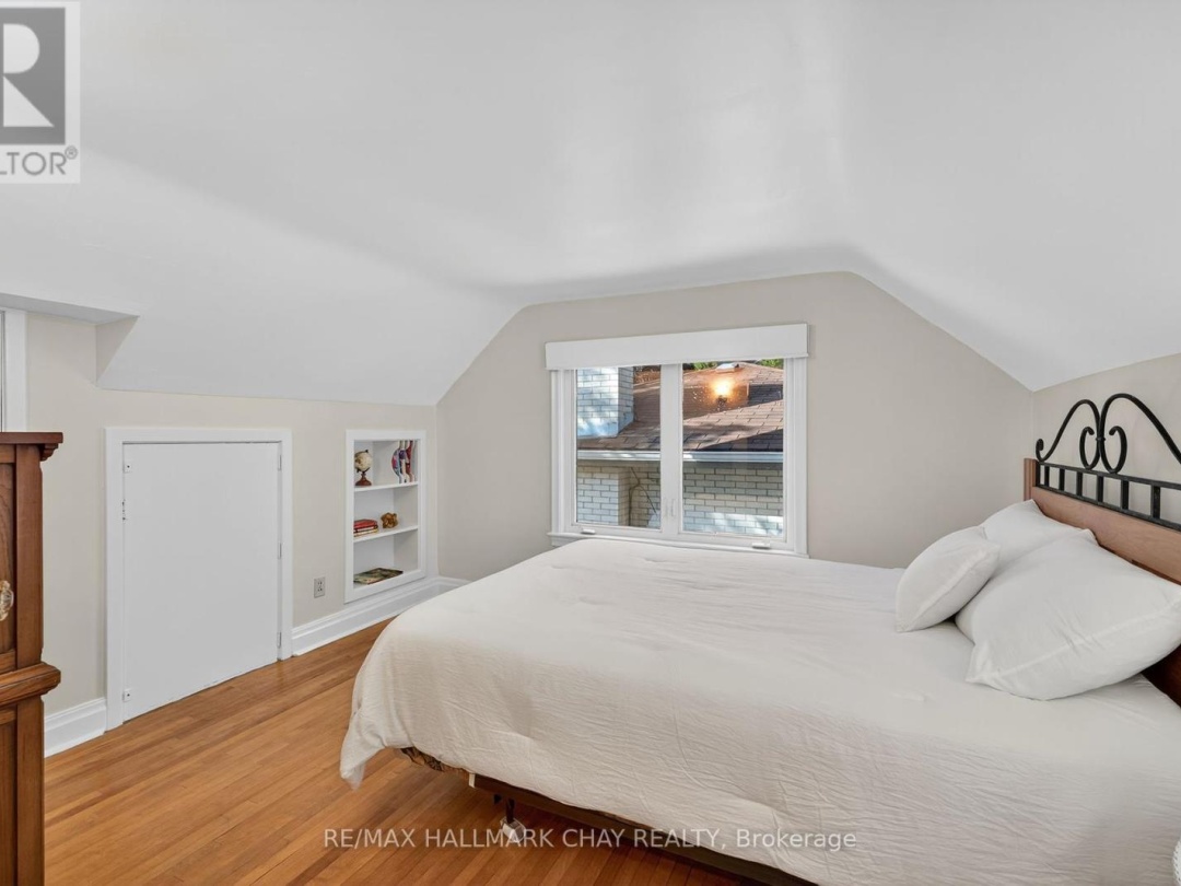 18 NORTH STREET E, 