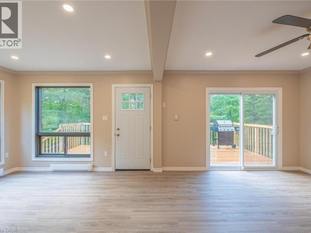 1044 ENGLISH Circle, 