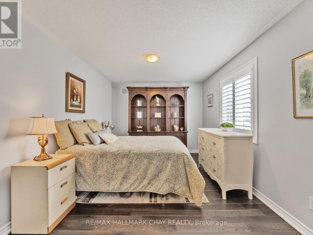17 SOPHIE LANE S, 
