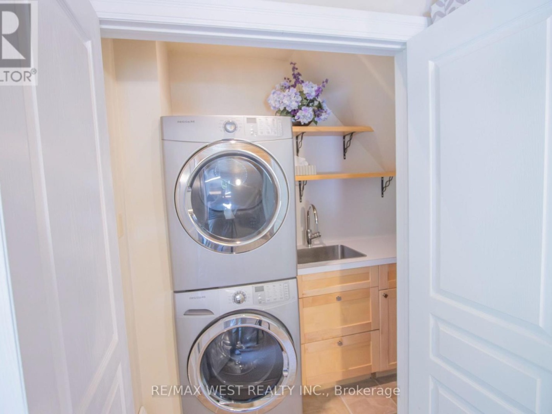 1158 LORNE LANE, 