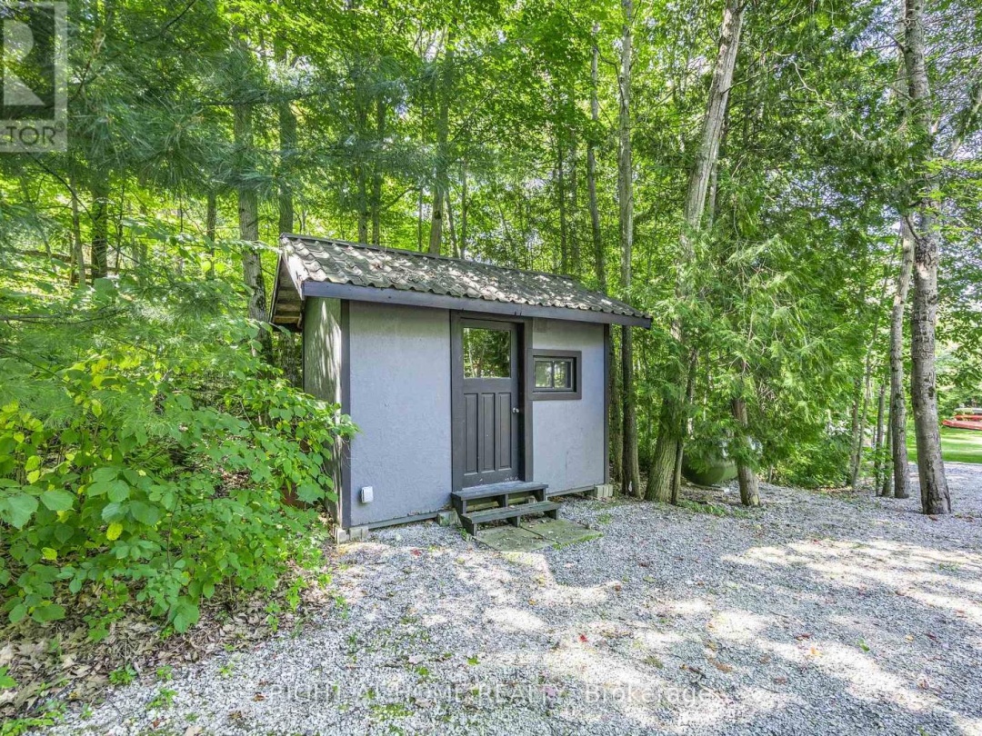 7592 East River Road, Black Lake