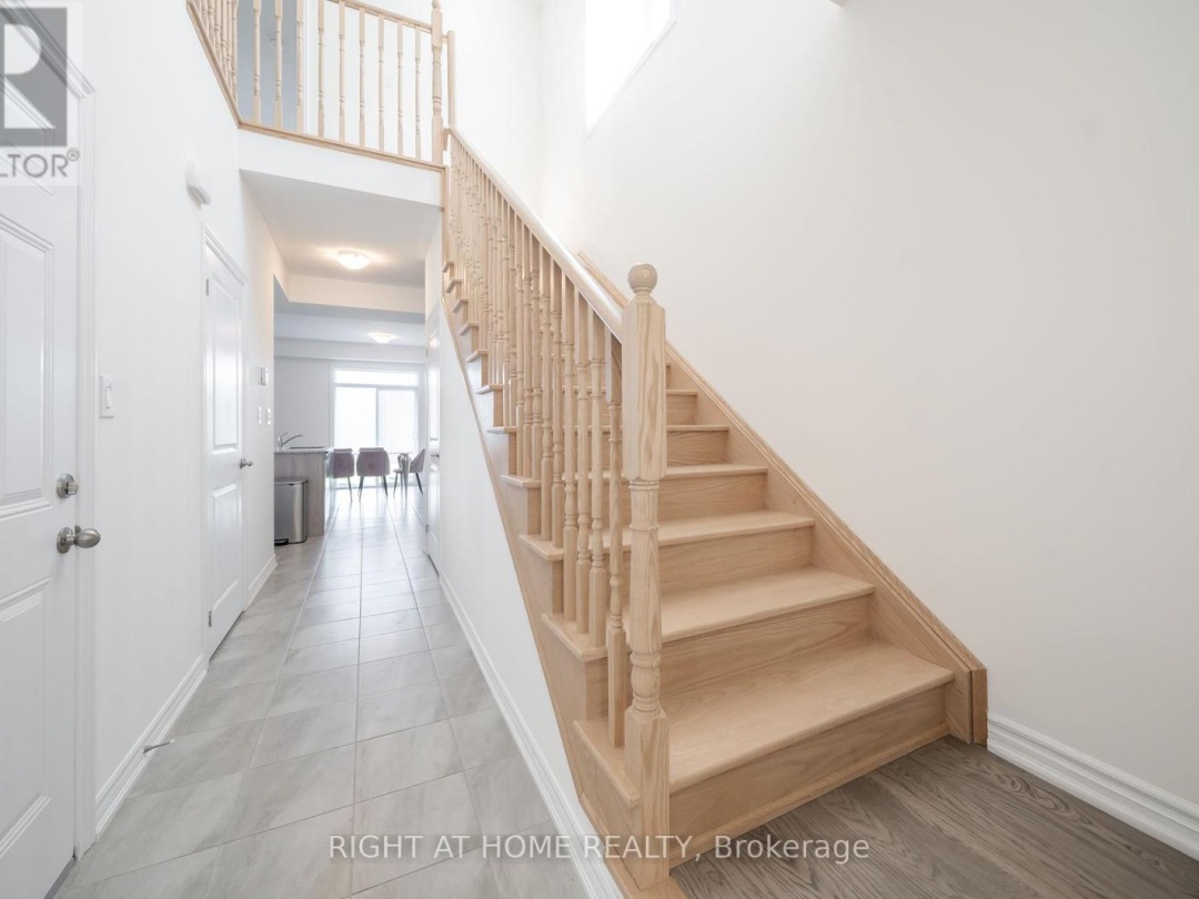32 HILLCROFT WAY, 
