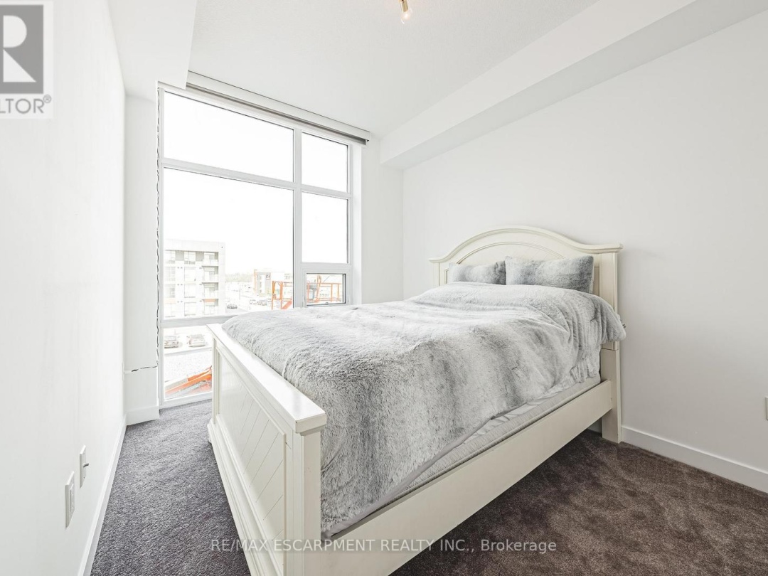 327 - 460 DUNDAS STREET E, 