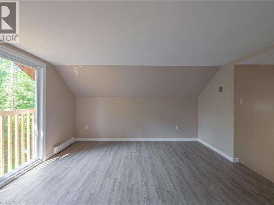 1044 ENGLISH Circle, 