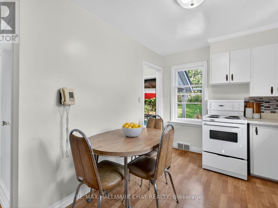 18 NORTH STREET E, 