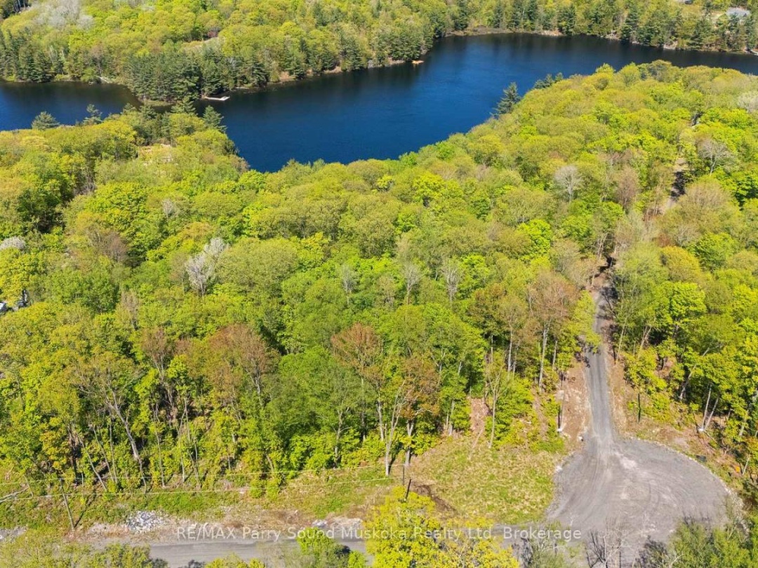 20 ZHAAWASHKWAA MIIKA ROAD, Clear Lake