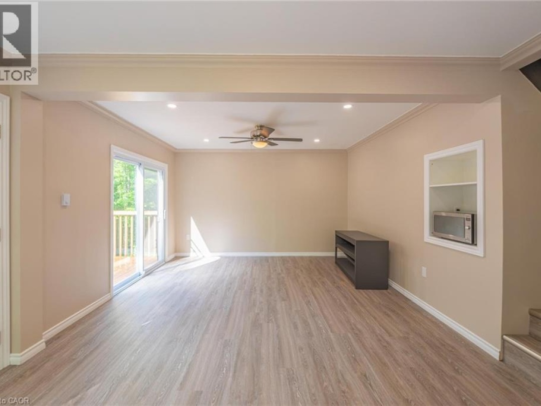 1044 ENGLISH Circle, 