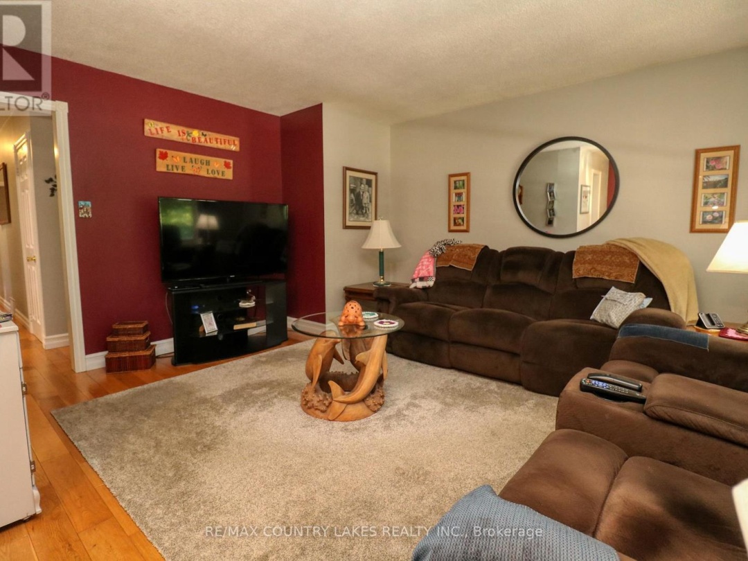 588 MAIN STREET E, 