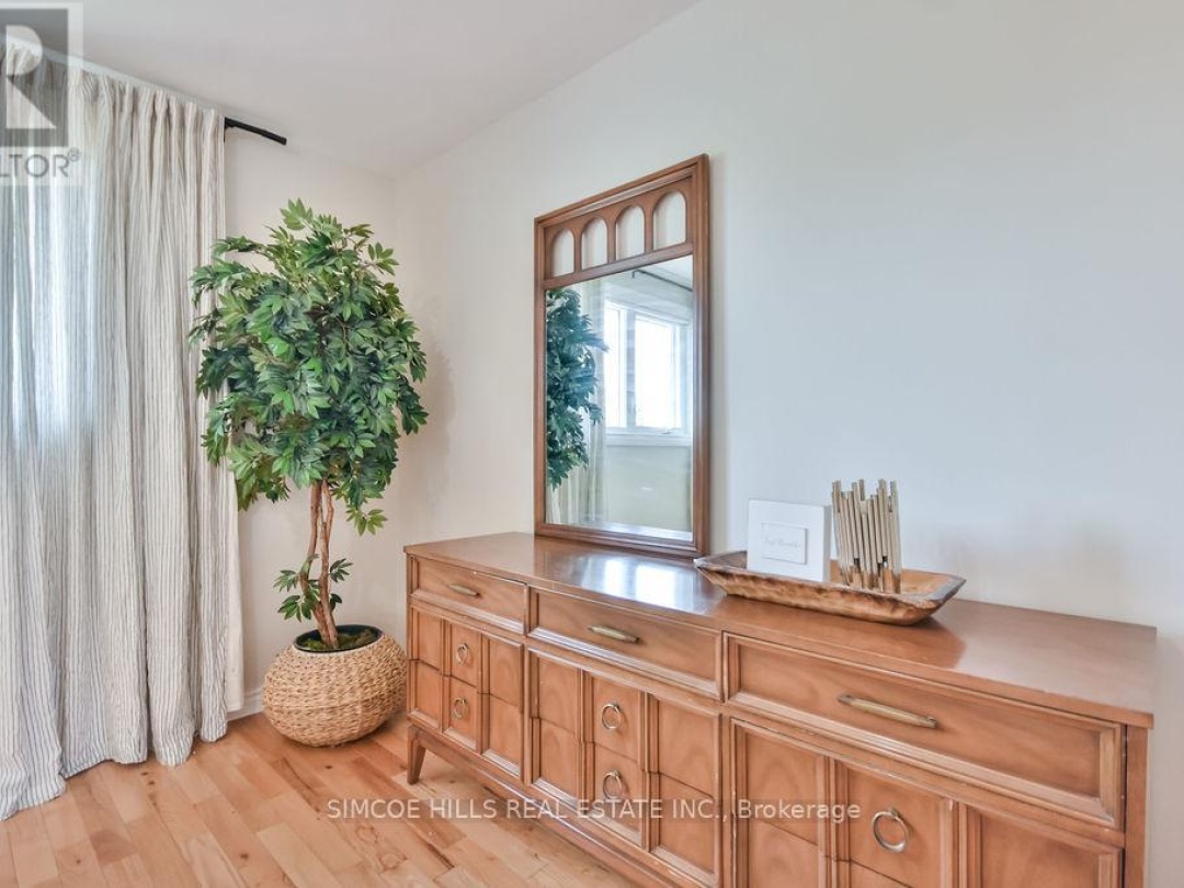 40 LAURENTIAN LANE, 