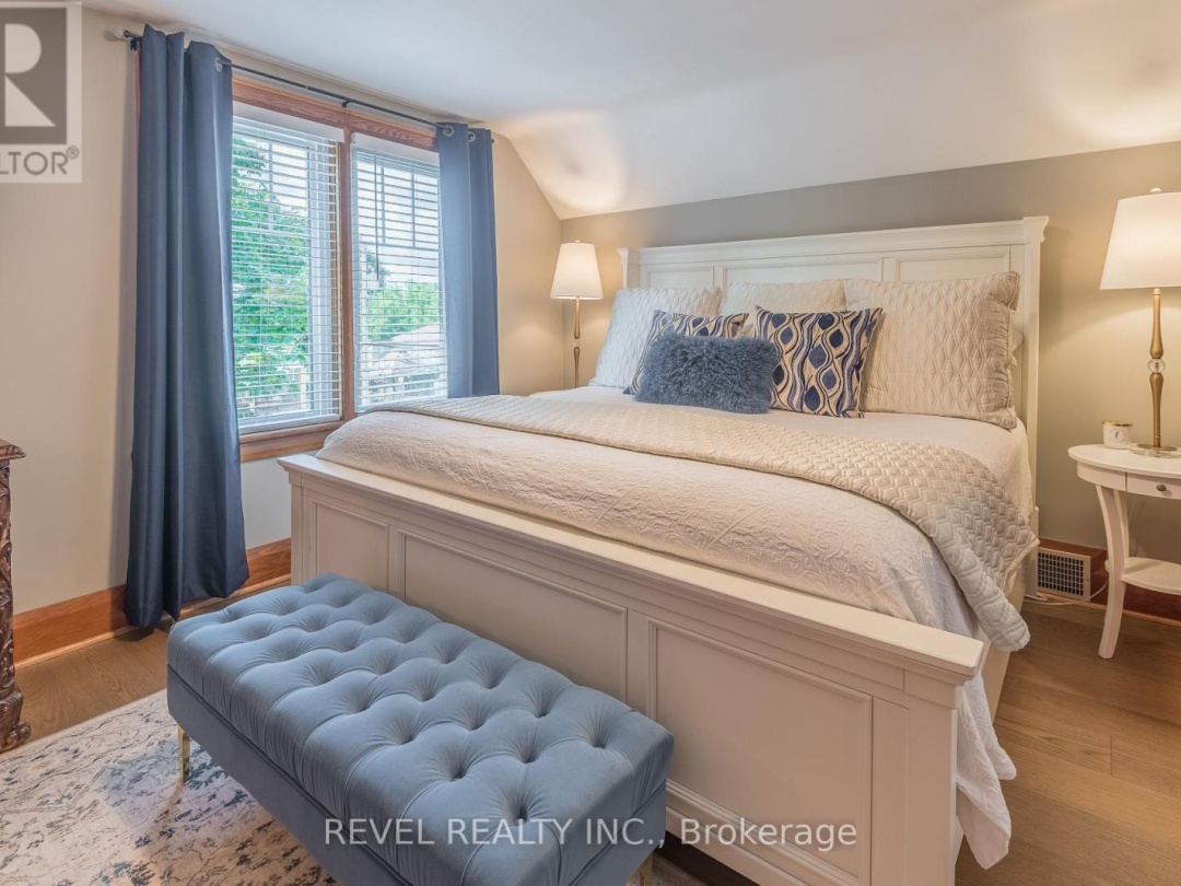 14 BOND STREET W, 