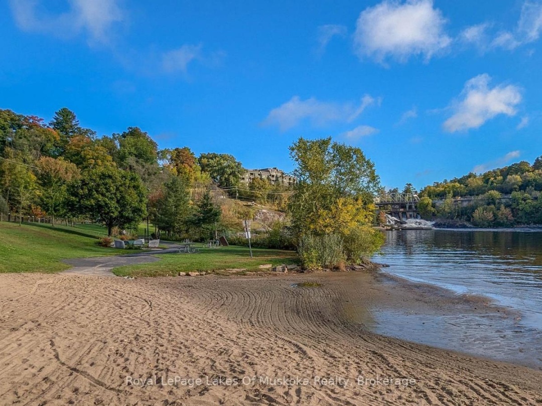 201 24 Ontario Street, Muskoka River