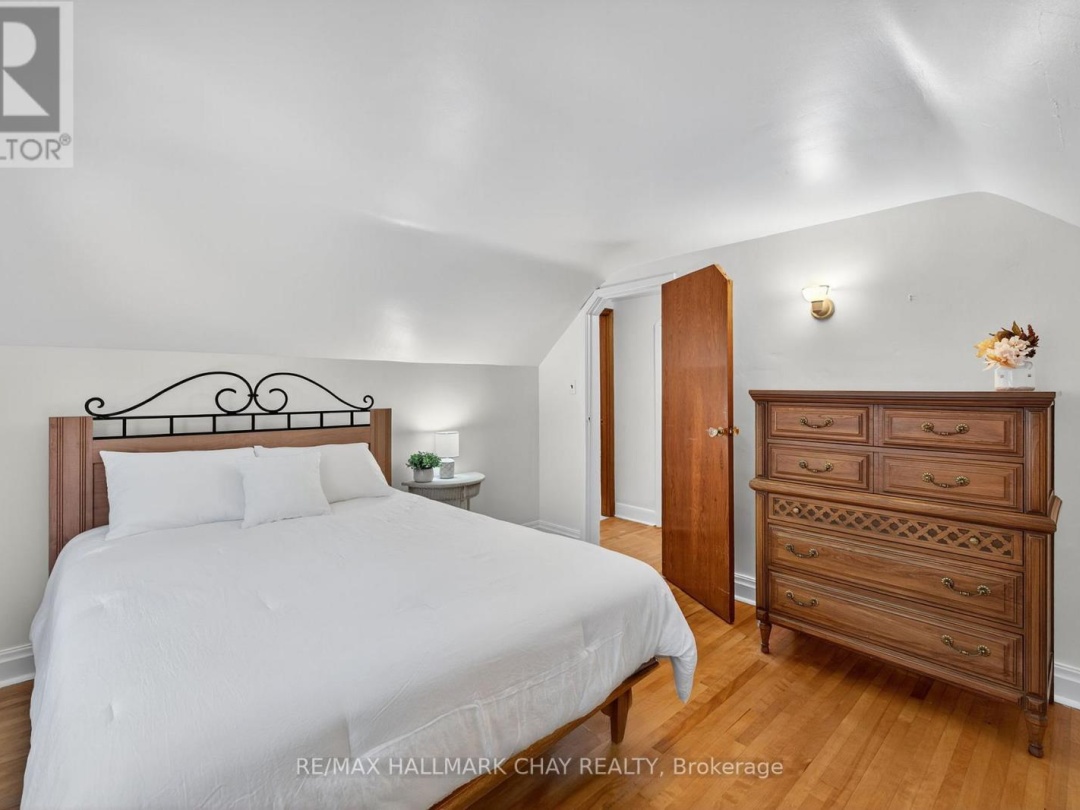 18 NORTH STREET E, 