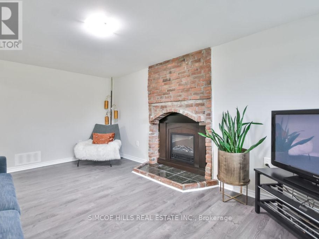 40 LAURENTIAN LANE, 