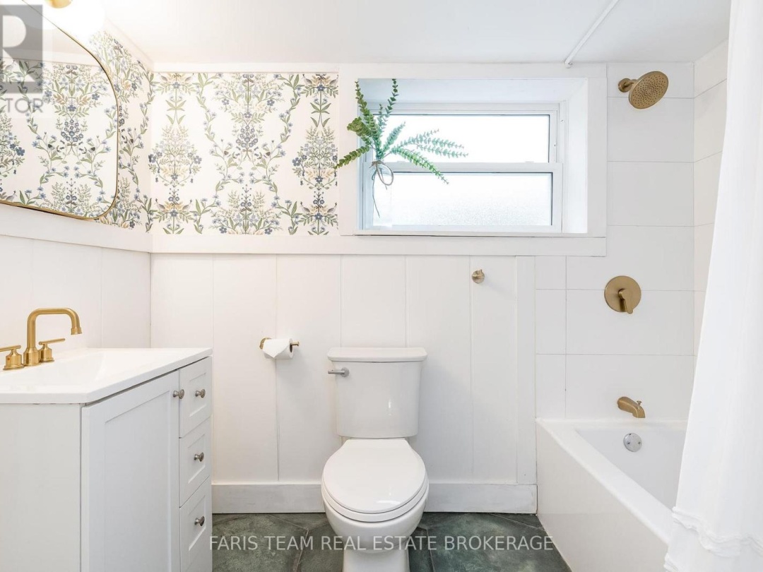 2668 WESTSHORE CRESCENT, 